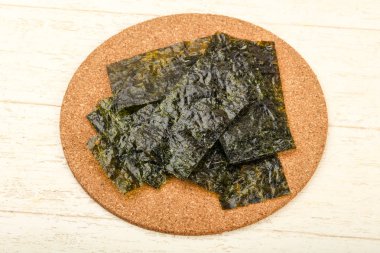 Ahşap arka plan üzerinde fiş gevrek Nori yaprak 