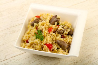 Tavuk kalbi ve kuru domatesli bulgur. 