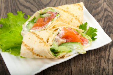 Ahşap arka plan üzerinde peynir ile Somon ekmek rulo