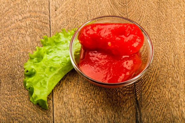 Tomates Pelados Con Jugo Bowl Sobre Fondo Madera —  Fotos de Stock