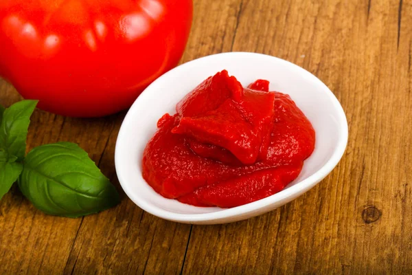 Tomatpuré Med Basilika Lämnar Över Trä Bakgrund — Stockfoto