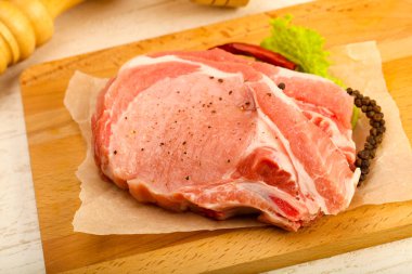 Biber ve tuz yemek pişirmek için hazır çiğ Domuz pirzola