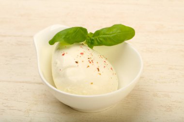 Fesleğen yaprakları ile Mozzarella peyniri