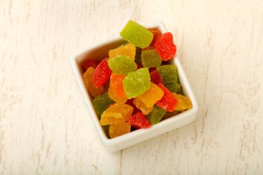 Ahşap arka plan üzerinde renkli ananas Kuru