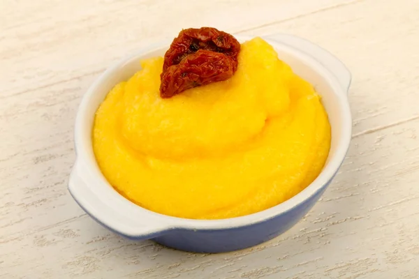 Polenta Med Torr Tomat Skål Över Trä Bakgrund — Stockfoto