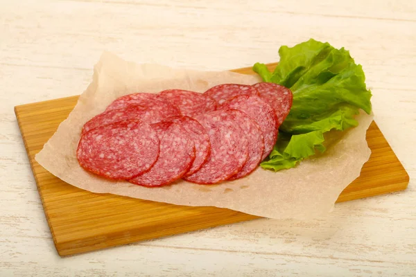 Plakjes Salami Worst Houten Achtergrond — Stockfoto