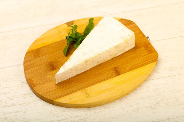 Queso Brie Sobre Tabla Madera —  Fotos de Stock