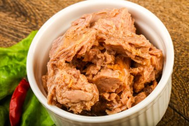 Kavanozda konserve ton balığı pişmeye hazır.