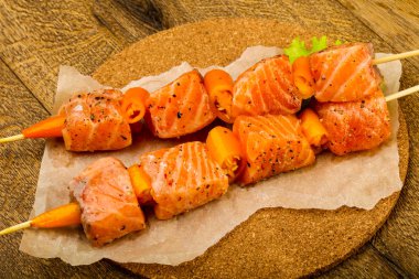 Tuz ve biber ahşap arka plan üzerinde yemek pişirmek için hazır Çiğ somon