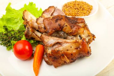 Kavrulmuş domuz diz dijon hardal sos ile