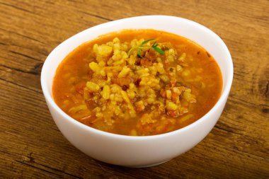 Ahşap arka plan üzerinde beyaz Kharcho çorbası