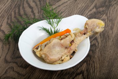 Dereotu servis haşlanmış tavuk budu