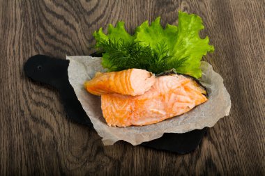 Dereotu ve salata yaprakları ile haşlanmış somon