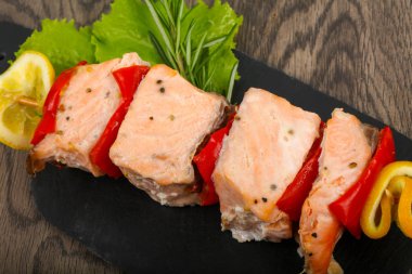 Biber ve limon ile som balığı şiş