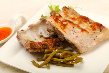 Kızarmış domuz kaburgası.