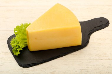 Parmesan peynir üçgenin üzerinde ahşap arka plan