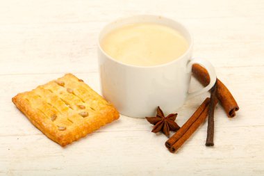 Kahve pasta ile cinnamom devam eder.