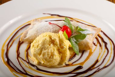 Apple strudel dondurma ile