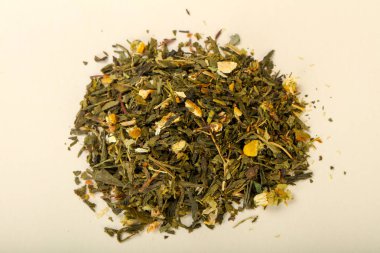 Aroma çay yığın meyve, meyveler ve otlar ahşap arka plan üzerinde