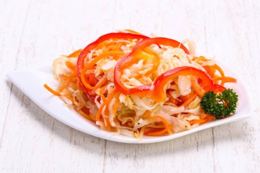 Kase ahşap arka plan üzerinde geleneksel fermente lahana lahana turşusu