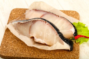 Ham sulu köpek balığı biftek ızgara üzerinde ahşap arka plan için hazır