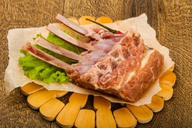 Ham kuzu kaburga ile biber ahşap arka plan üzerinde yemek pişirmek için hazır