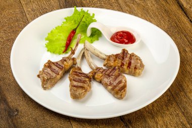 Salata yaprakları servis domates soslu kuzu ızgara