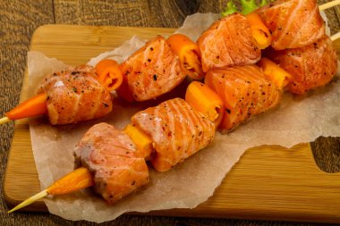 Tuz ve biber ahşap arka plan üzerinde yemek pişirmek için hazır Çiğ somon