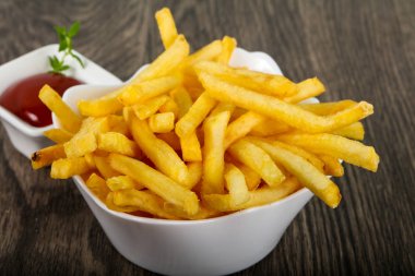 Patates kızartması ile ahşap arka plan üzerinde domates ketçap