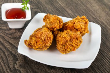 Ketçap ile çıtır tavuk kanatları