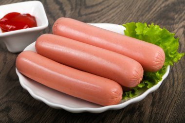 Salata ve ketçap ile sosis haşlama