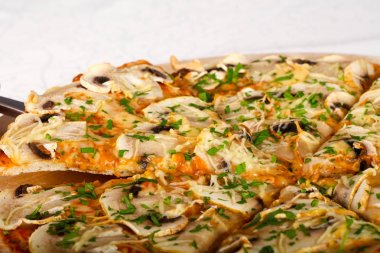Sıcak lezzetli mantar pizza
