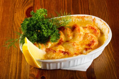 Kalamar ve peynirle ahşap arka plan üzerinde Cocotte