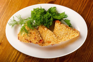 Ahşap arka plan üzerinde Kızarmış peynirli çubuk