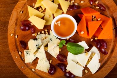 Peynir tabağı ile bal ve sedir fındık