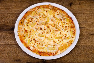 Ananas pizza peyniri ile