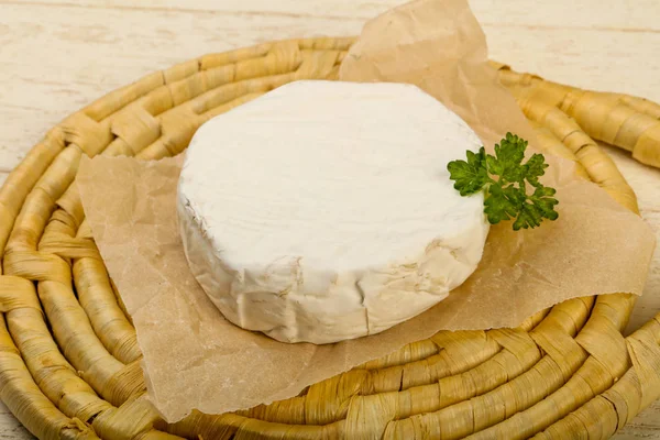 Queijo Camembert Com Salsa Sobre Fundo Madeira — Fotografia de Stock