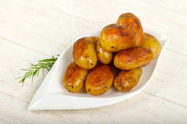 Batata Assada Jovem Com Alecrim Sobre Fundo Madeira — Fotografia de Stock