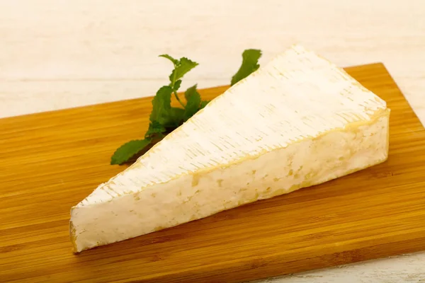 Queso Brie Sobre Tabla Madera — Foto de Stock