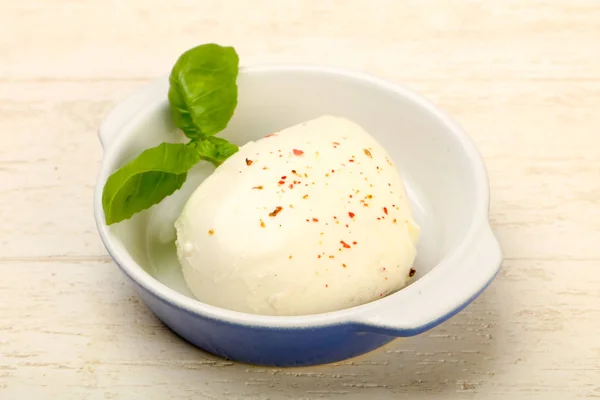 Mozzarella Mit Basilikumblättern — Stockfoto