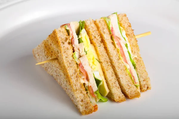 Club sandviç et, peynir ve sebze ile