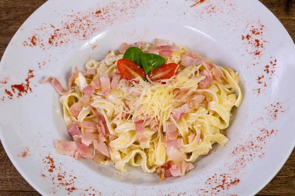 Carbonara Těstoviny Sýrem Rajčaty — Stock fotografie