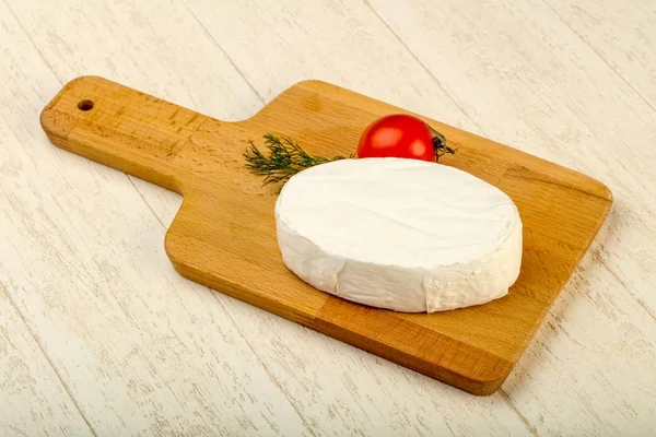 Camembert Käse Über Dem Hölzernen Hintergrund — Stockfoto