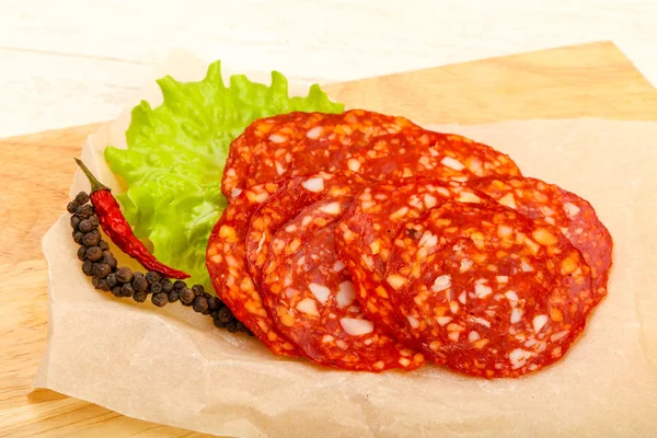Gesneden Chorizo Saucage Houten Achtergrond — Stockfoto