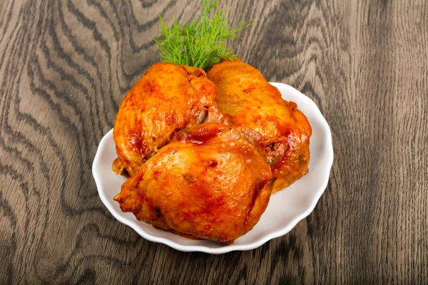 Gebratene Hähnchenschenkel Mit Tomatensauce — Stockfoto