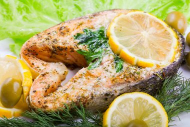Limon ve zeytin pişmiş somon biftek