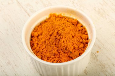 Curcuma toz kase ahşap arka plan üzerinde içinde