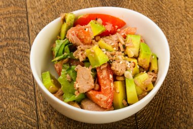 Domates soslu ton balığı ve avokado salatası.