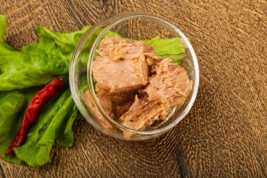 Kavanozda konserve ton balığı pişmeye hazır.