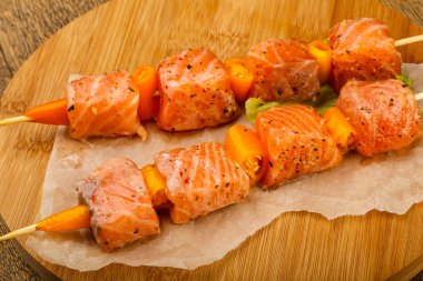 Tuz ve biber ahşap arka plan üzerinde yemek pişirmek için hazır Çiğ somon